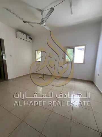 استوديو واسع للإيجار بالنباعة، مطبخ منفصل، صيانة مجانية، قريب من الخدمات، وصول سهل لدبي وعجمان، الإيجار 15,000 درهم.