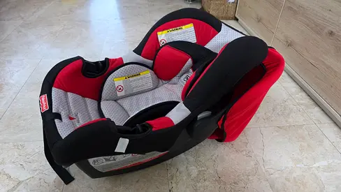 Infant car seat / baby carrier - red black, good condition