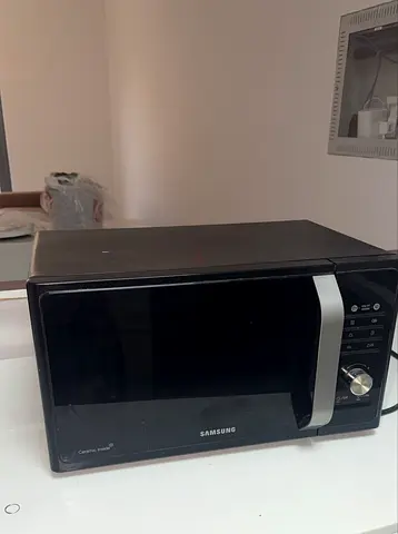 Samsung Countertop Microwave Oven - Good Working Condition