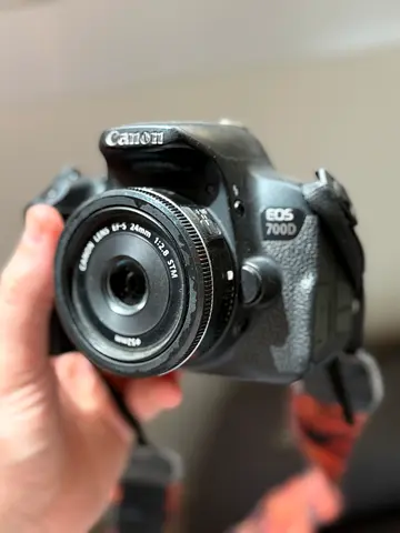 Canon EOS 700D DSLR with 24mm f/2.8 STM Pancake Lens (Used)