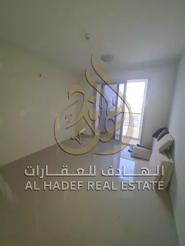 غرفة وصالة للإيجار السنوي في الجادة مع بلكونة وصيانة مجانية وتشطيب عصري وموقع مميز قريب من جميع الخدمات