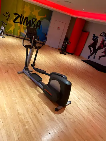 Life fitness cross trainer