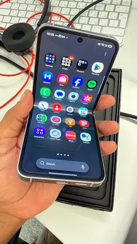 Samsung Galaxy Z Flip4 - Excellent  Condition, Foldable Phone