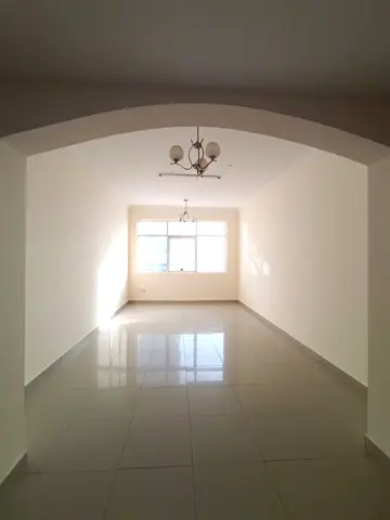 للإيجار السنوي – الشارقة | كورنيش الخان شقة غرفة وصالة بإطلالة مباشرة على البحيرة. تفاصيل الشقة: غرفة نوم ماستر صالة واسعة بإطلالة مفتوحة 2 حمام مطبخ
