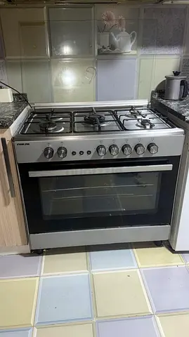 Freestanding 5-Burner Gas Cooker with Large Oven - Good Condition