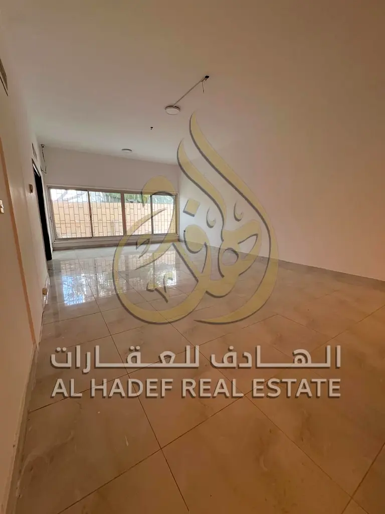 فيلا للإيجار في الغافية الشارقة على الشارع الرئيسي | حوش كبير وحديقة | 4 غرف نوم | بلكونات متعددة