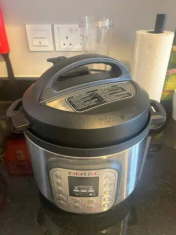 Instant Pot Electric Pressure Cooker - Excellent Working Condition
