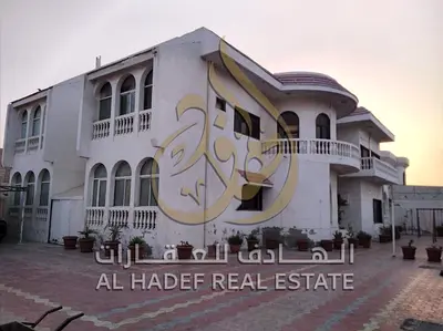 فيلا للبيع في منطقه الغافيه الشارقه علي الطريق مباشره مكونه من طابقين 6 غرف نوم و2 مجلس و2 صاله و3 مطبخ و6 حمام ماستر وحمام خارجي وملحق خارجي واستور و