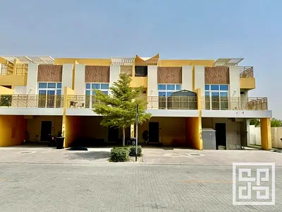 Exclusive | Vacant 3BR Middle Unit | Rooftop