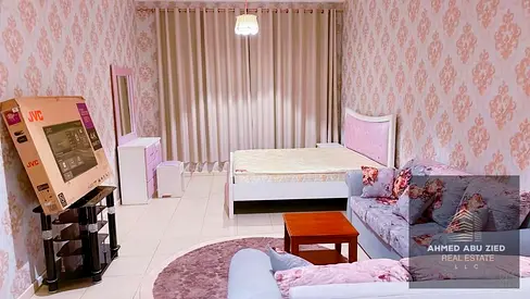Furnished studio apartment, spacious, semi-separate kitchen, high-end bathroom, built-in wardrobes, central air conditioning, close to the Dubai-Sharj