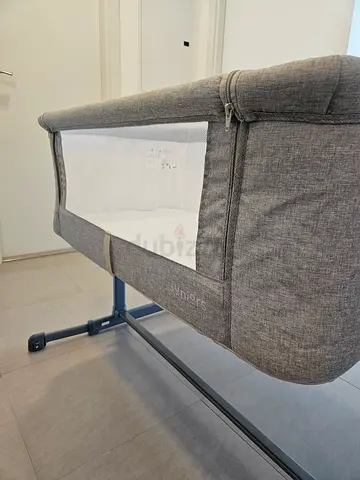 Side-sleeping bedside bassinet / Co-sleeper in grey - good condition