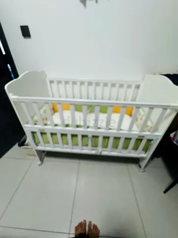 White Wooden Baby Crib / Bassinet in Good Condition / 3 height adjustable/ bedside crib/ with bed