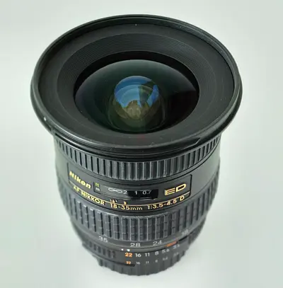 Nikon AF Nikkor 18-35mm f/3.5-4.5 D ED Wide-Angle Lens - Good Condition