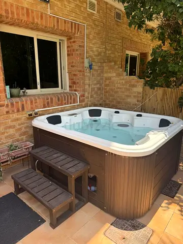 Outdoor 4-6 Seater Jacuzzi / Hot Tub with Wooden Step - Good Condition
