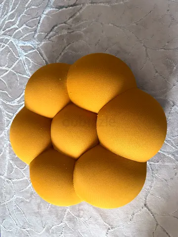 Flower-shaped single-seater floor sofa