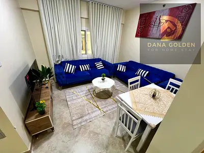 مرحبا بكم في دانة الذهبية هودي هومز العقارية ذ.م.م تفاصيل الدفع : ٣٢٩٩   تفاصيل الشقة غرفه  وصاله  شرفه ٢ حمام المطبخ مجهز بالكامل بخزائن سوبر ماركت م
