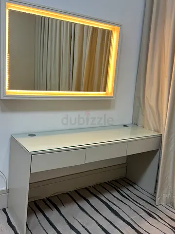 Beige modern TV tabel with drawers and glass top