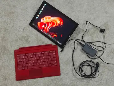 Surface Pro - Core i7 - 8gb/256gb - with Keyboard and Charger - Microsoft windows 11