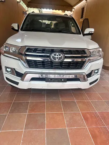 Pristine Toyota Land Cruiser GXR3 2021 V8 4.6 liter | GCC Specs | Low Mileage