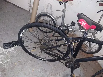 black Raleigh Misceo hybrid bike features a white front fork and SR-2 rims. Need minor repairs
