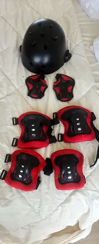 Kids protective helmet and knee/elbow/wrist pad set - black/red