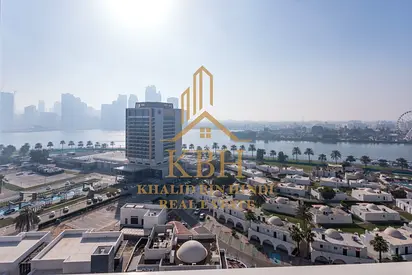 مكاتب فاخرة بإطلالة بحرية للإيجار في المجاز 3 | 6 أشهر مجانًا | موقع تجاري مميز
