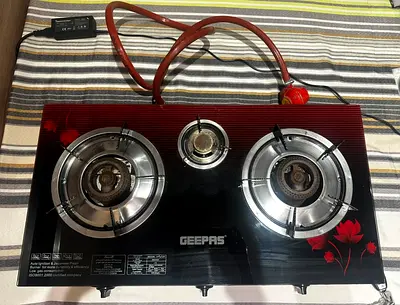 Geepas 3-Burner Gas Stove GGC31012  — Glass Top Size 70mm, 40mm  90mm with Regulator and Pipeline