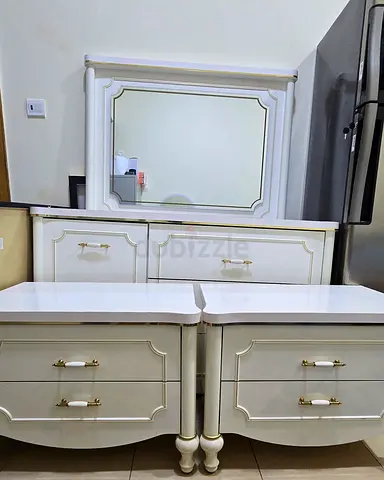 White Bedroom Dresser with Mirror and with 2 side Drawers - Good Condition