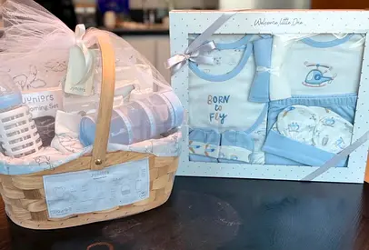 Newborn baby boy clothing gift set with basket - 8 pieces (blue)