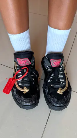Off-White Black Arrow Sneakers - Good Condition