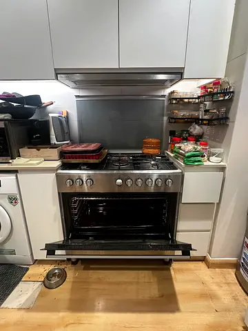 Stainless steel freestanding gas cooker with oven - good condition