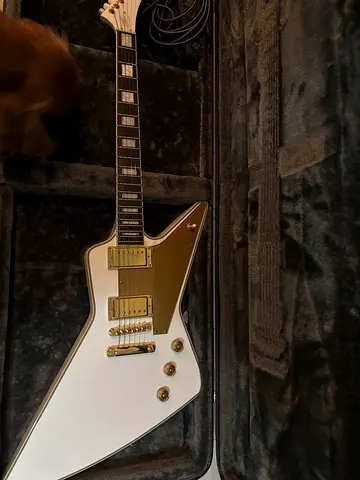 Epiphone Explorer in excellent condition. The guitar is clean, well maintained.