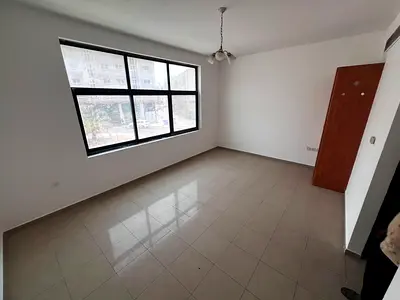 استوديو مميز للإيجار السنوي في الجرف 2، خلف مركز دلتا وقريب من المدرسة الوطنية، بموقع حيوي قريب من جميع الخدمات.