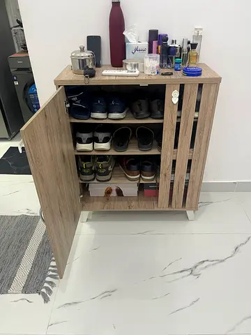 Compact wooden shoe cabinet with top storage
