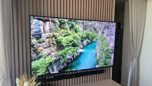 (Screen has some lines) Hitachi Smart TV 50 Model 50QLEDSM20
