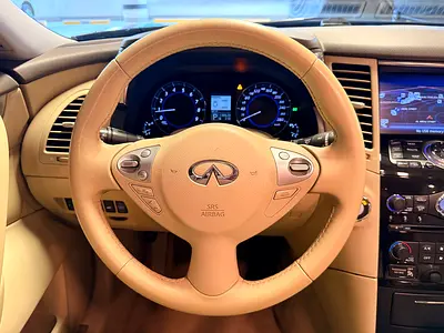 2017 Infiniti QX70 — фото 14