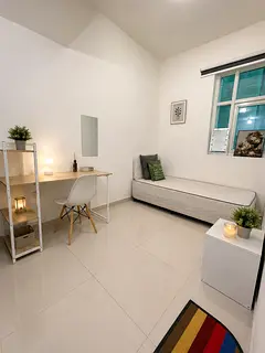 Spacious parttition room for one girl in Dubai Marina. parking included