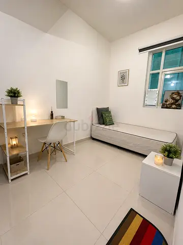 Spacious parttition room for one girl in Dubai Marina. parking included