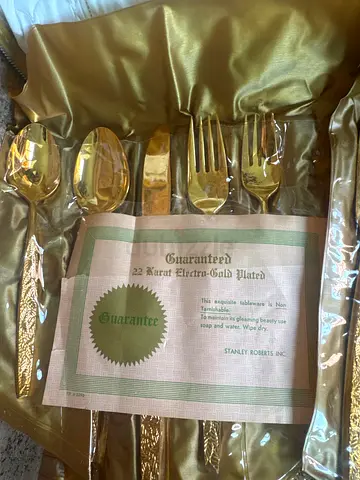 22 karat Gold-tone 24-piece Cutlery Set (Unused in box) - Classic Design