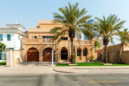 Beach Access | Vacant | Private Garden