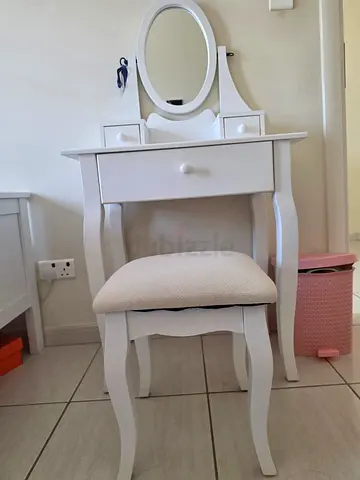 White 3 drawer petite vanity and matching stool