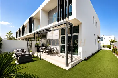CORNER | VACANT| MODERN LAYOUT