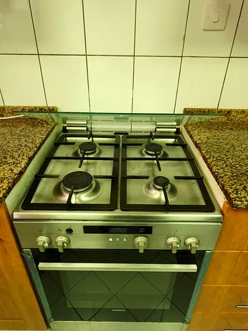 Free standing Siemens Gas Cooker with Oven - Good Working Condition. Mild wear and tear.