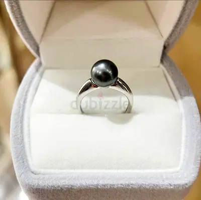 Sterling silver ring with black Tahitian pearl