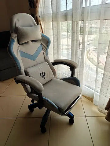 Comfortable reclining gaming/office chair with footrest and cushions