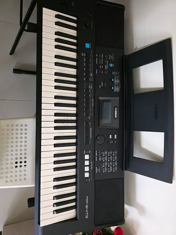 Yamaha PSR-E473 61-Key Keyboard — Good Working Condition