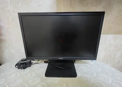 Urgent Sale Samsung 19 LED Monitor (60Hz) - HDMI Power Adapter Included