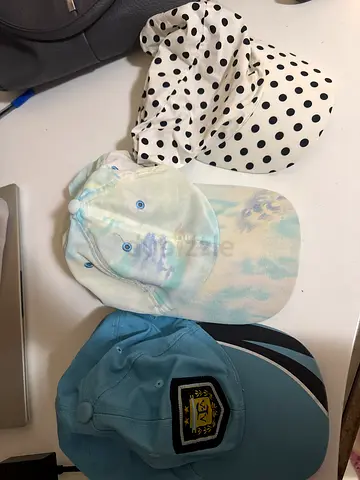Lot of 3 casual caps – polka dot sun hat + tie-dye + blue cap
