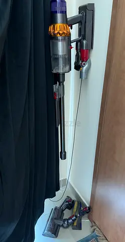 Dyson v15 detect Cordless Vacuum Cleaner with Wall Mount and Attachments