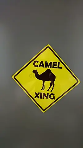 Vintage-style Camel Xing Metal Sign - Decorative Road Sign